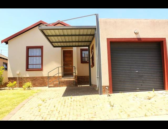 3 BEDROOM TOWNHOUSE FOR SALE IN KOSMOSDAL